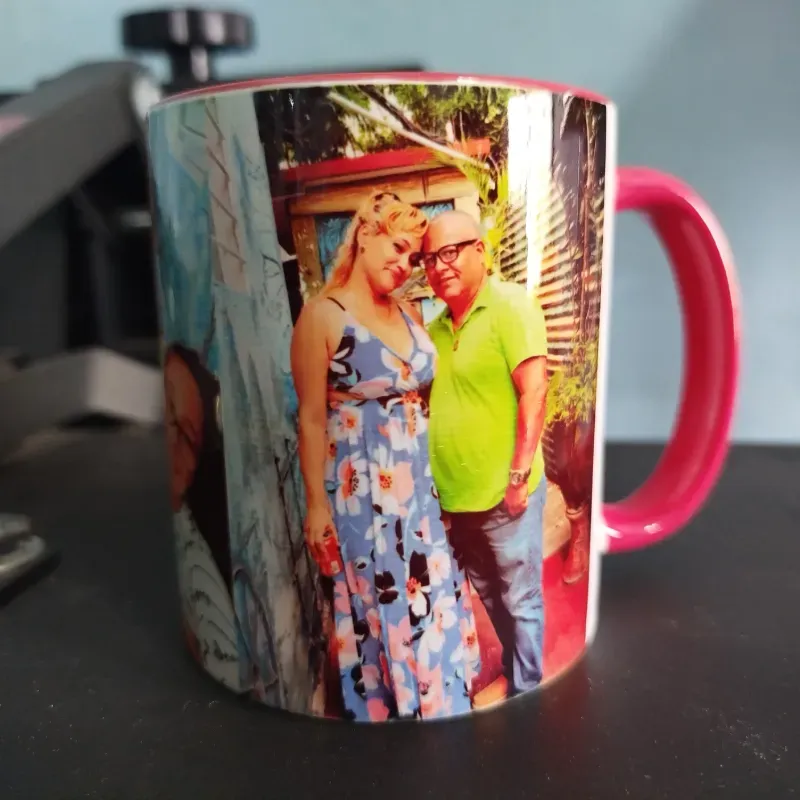 Taza blanca  de interior  y asa roja.