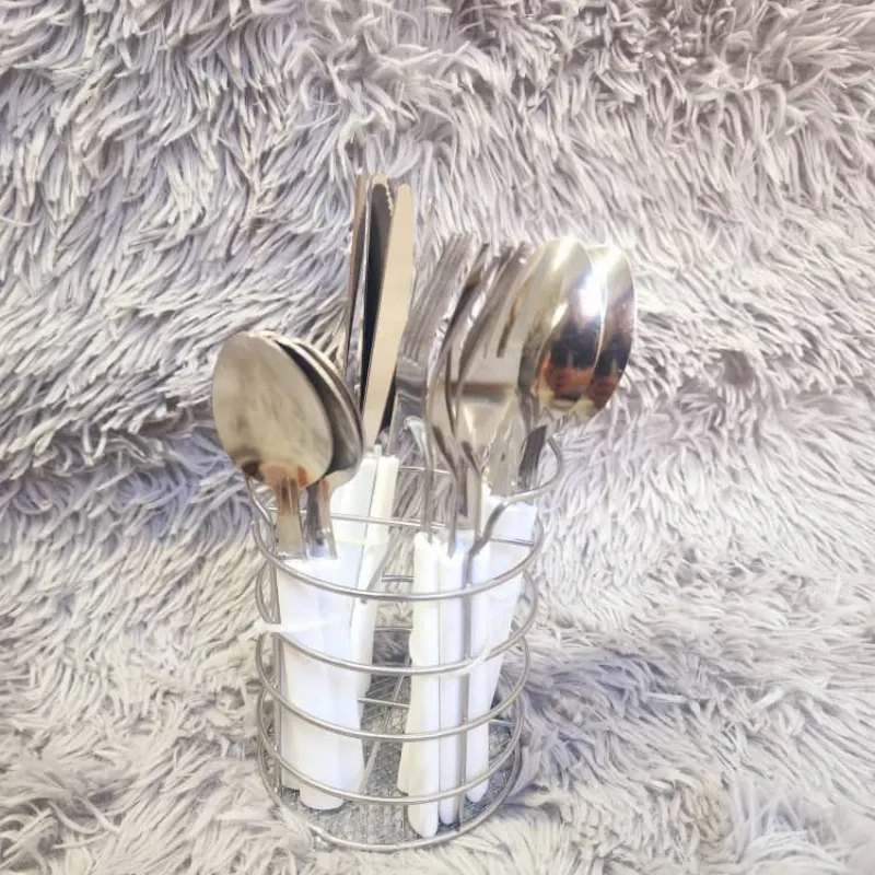 juego de cubiertos con su base metálica