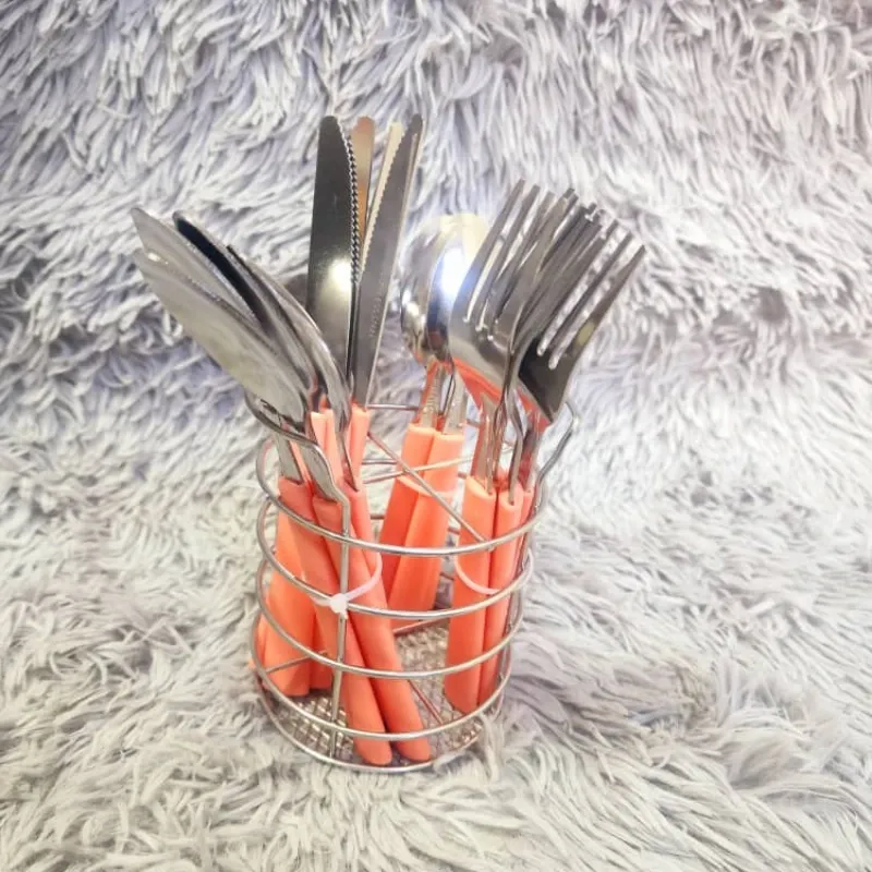 juego de cubiertos con su base metálica