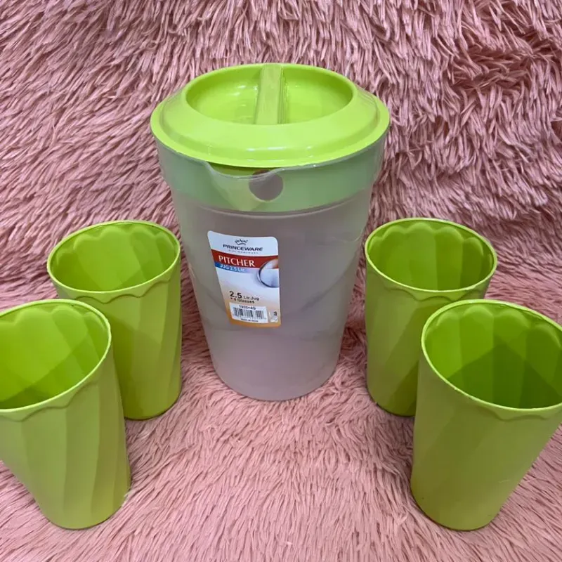 Juego de jarra y vasos plásticos
