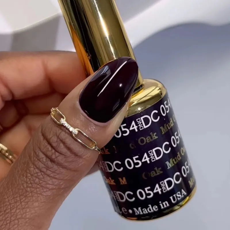 Esmalte DND 054 “Mud Oak”