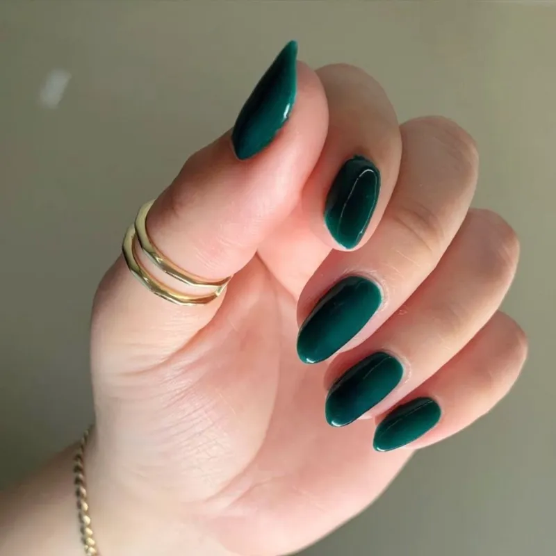 Esmalte DND 747 “Aurora Green”
