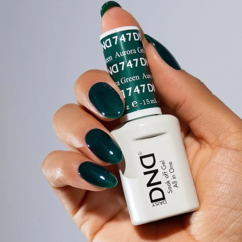 Esmalte DND 747 “Aurora Green”