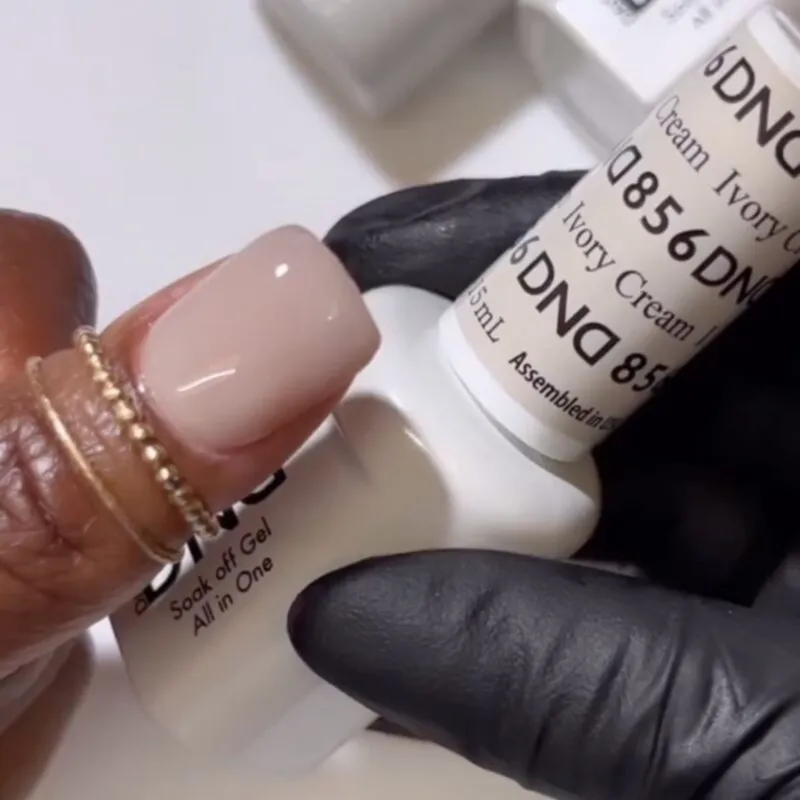 Esmalte DND 856 “Ivory Cream”