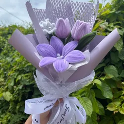 ramo de lirio y dos tulipanes🌷💜