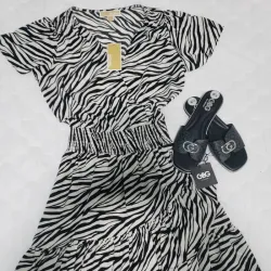 Conjunto de vestido Michael Kors y sandalia GBG 