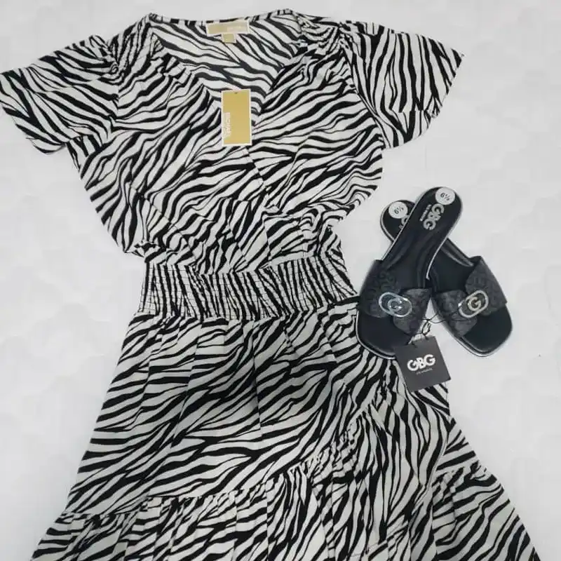 Conjunto de vestido Michael Kors y sandalia GBG 