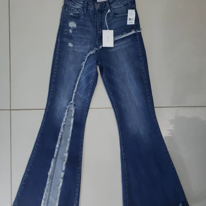 Jeans de mezclilla acampanado.