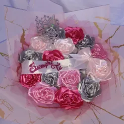Ramo Angel de 15 rosas medianas y corona de cartulina metalizada