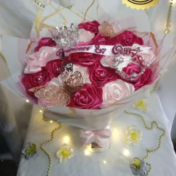 Ramo Angel de 20 rosas Premium con centro de diamantes , coronas plasticas y luces de adas