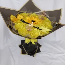 Ramo de 15 rosas medianas y un girasol en el centro