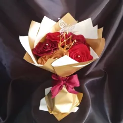 Ramo de 5 rosas Premium con corona metálica