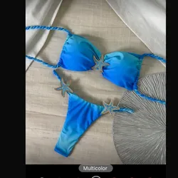Bikini azul con estrellas y tirantes trenzados
