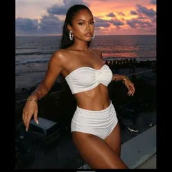 Bikini blanco alto con flor