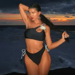 Bikini negro con flor blanca