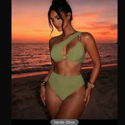 Bikini verde con cadena en hombro