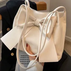 Bolso blanco con lazo