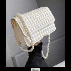 Bolso blanco con perlas