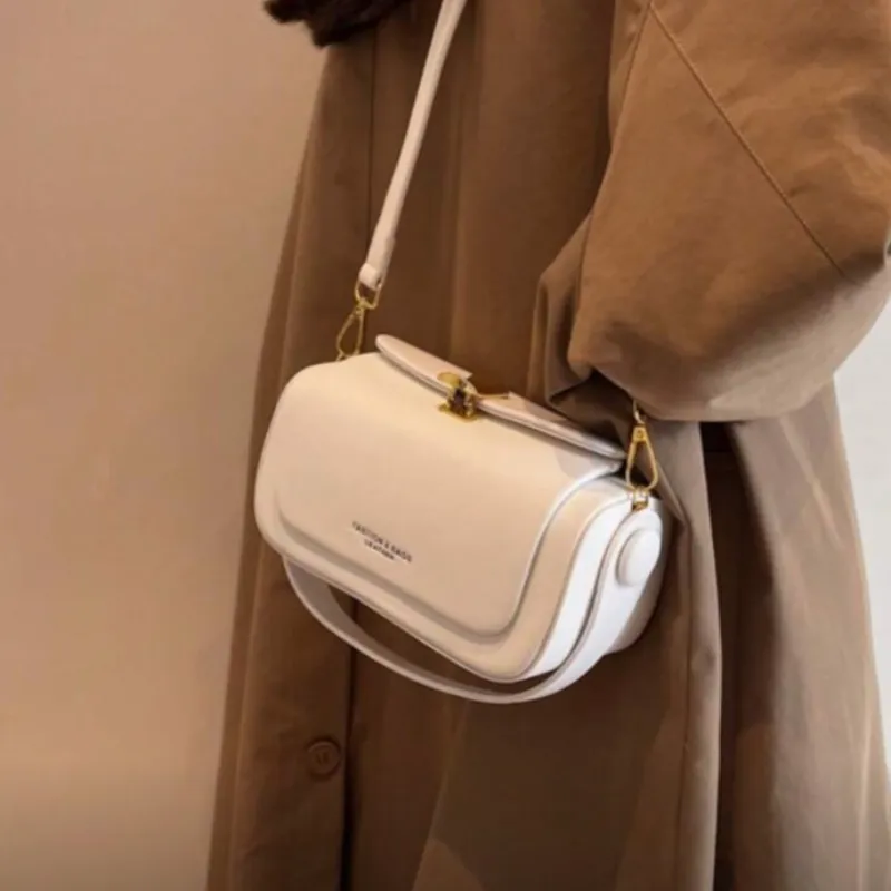 Bolso blanco forma de caja elegante