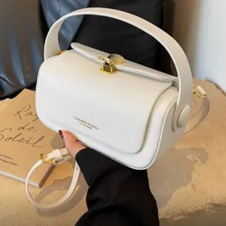 Bolso blanco forma de caja elegante