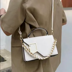 Bolso de mano negro con solapa
