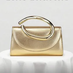 Bolso dorado de mano elegante