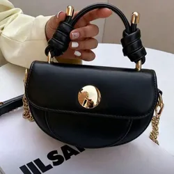 Bolso negro con detalle dorados