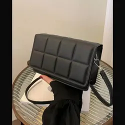 Bolso negro con detalles Cuadros