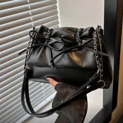 Bolso negro con lazo y cadena