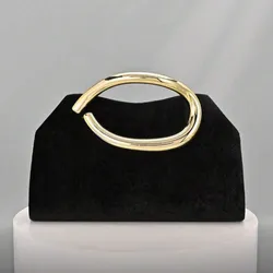 Bolso negro de mano elegante