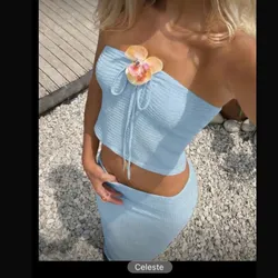 Conjunto azul con flor en top