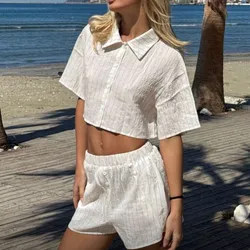 Conjunto blanco con raya y cuello