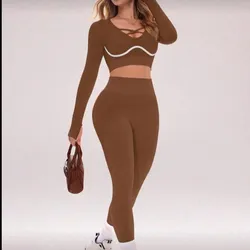 Conjunto carmelita de mangas largas con línea blanca
