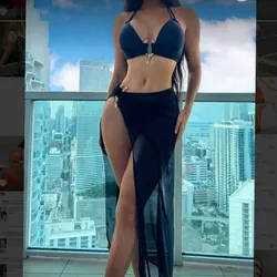 Conjunto de bikini negro con hebilla doradas