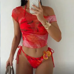 Conjunto de bikini rojo con pullover  y flor