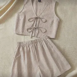 Conjunto de raya marrón y lazos en top