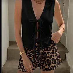 Conjunto de shorts estampado y top negro