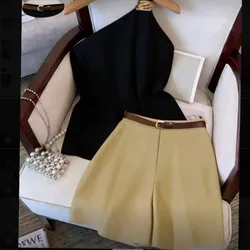 Conjunto de top negro y shorts marrón
