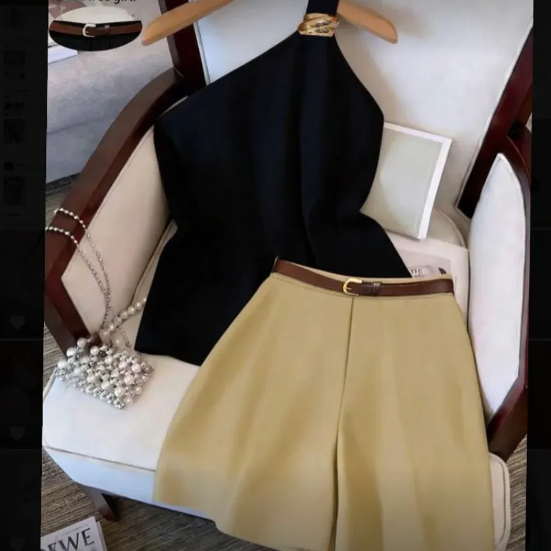 Conjunto de top negro y shorts marrón