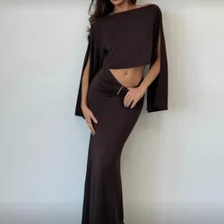 Conjunto marrón con mangas y hombros descubiertos