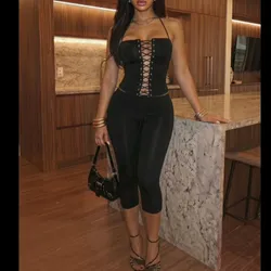 Conjunto negro con top estilo corset