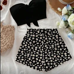 Conjunto negro de shorts floreado