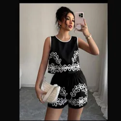 Conjunto negro floreado