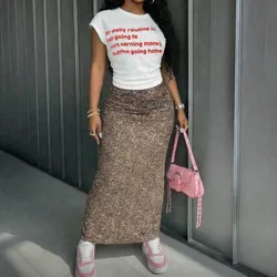 Conjunto saya de leopardo y top blanco con letras rojas