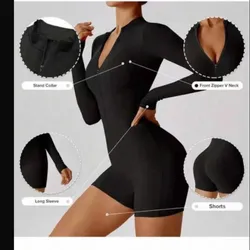 Mono negro de mangas largas