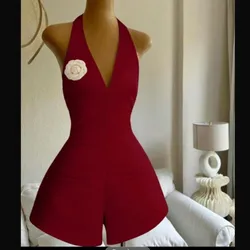 Mono rojo con flor