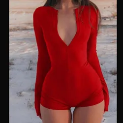 Mono rojo de mangas largas