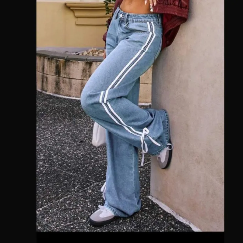 Pantalón con rayas y lazos