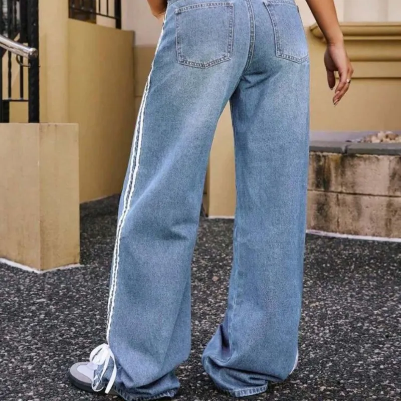 Pantalón con rayas y lazos