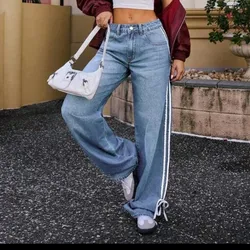 Pantalón con rayas y lazos